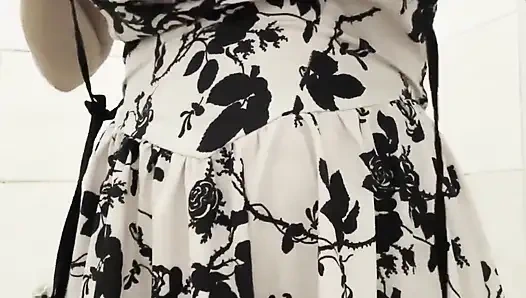 Güzel Brezilyalı kız banyo yapıyor ve işiyor