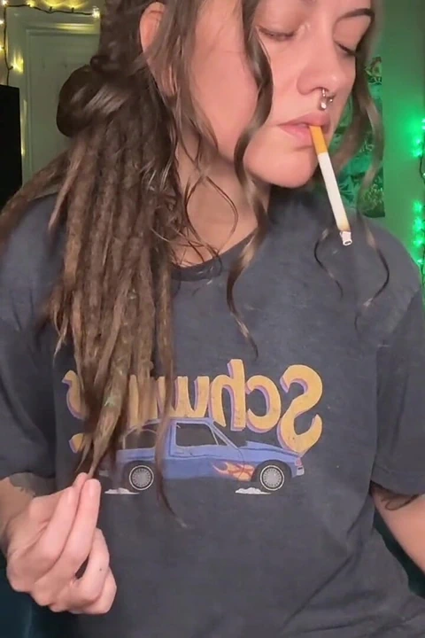 Sigara fetişi mastürbasyonu - ıslak kıllı amcık damlatıyor