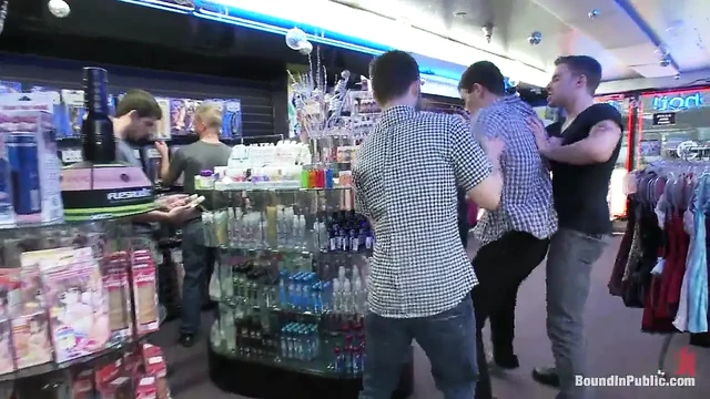 Azgın erkekler yoğun bir seks atarisinde yaraklı bir dolandırıcıyı sikiyor