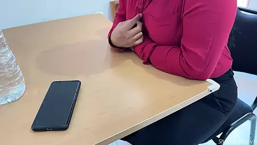 İş arkadaşım öğle yemeği molasında sıkılıyor, bu yüzden onu neşelendirmek için banyoya davet ediyorum