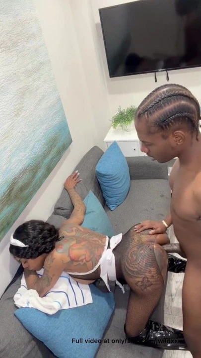 Hizmetçi büyük zenci patronunu temiziyor. | Klip 1