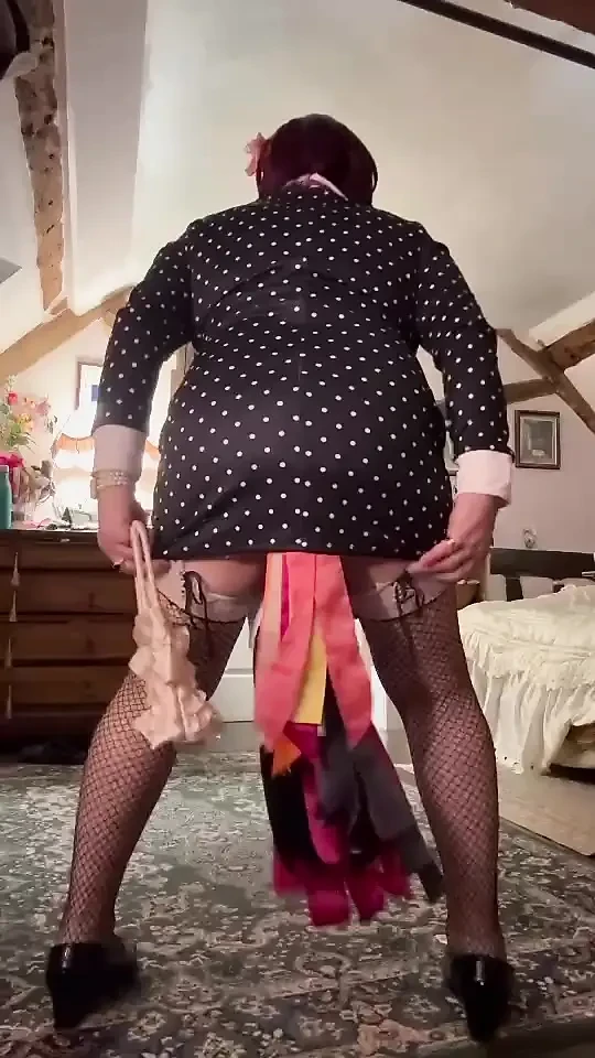 Dışarıda bir akşam için küçük bir elbise giymiş