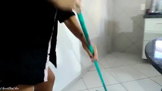 Hizmetçi ağzına boşalana kadar yarağımı emiyor