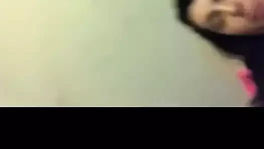 Kıllı kadın mastürbasyon yapıyor