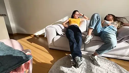 İki lezbiyen güçlü kokulu ayaklara sahip kadın güreş maçı yapıyor