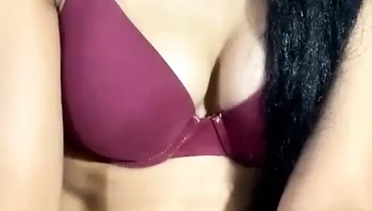 Genç Hintli kedicik karım amına masaj yapıyor ve lovense full horney ile götüne ürküyor