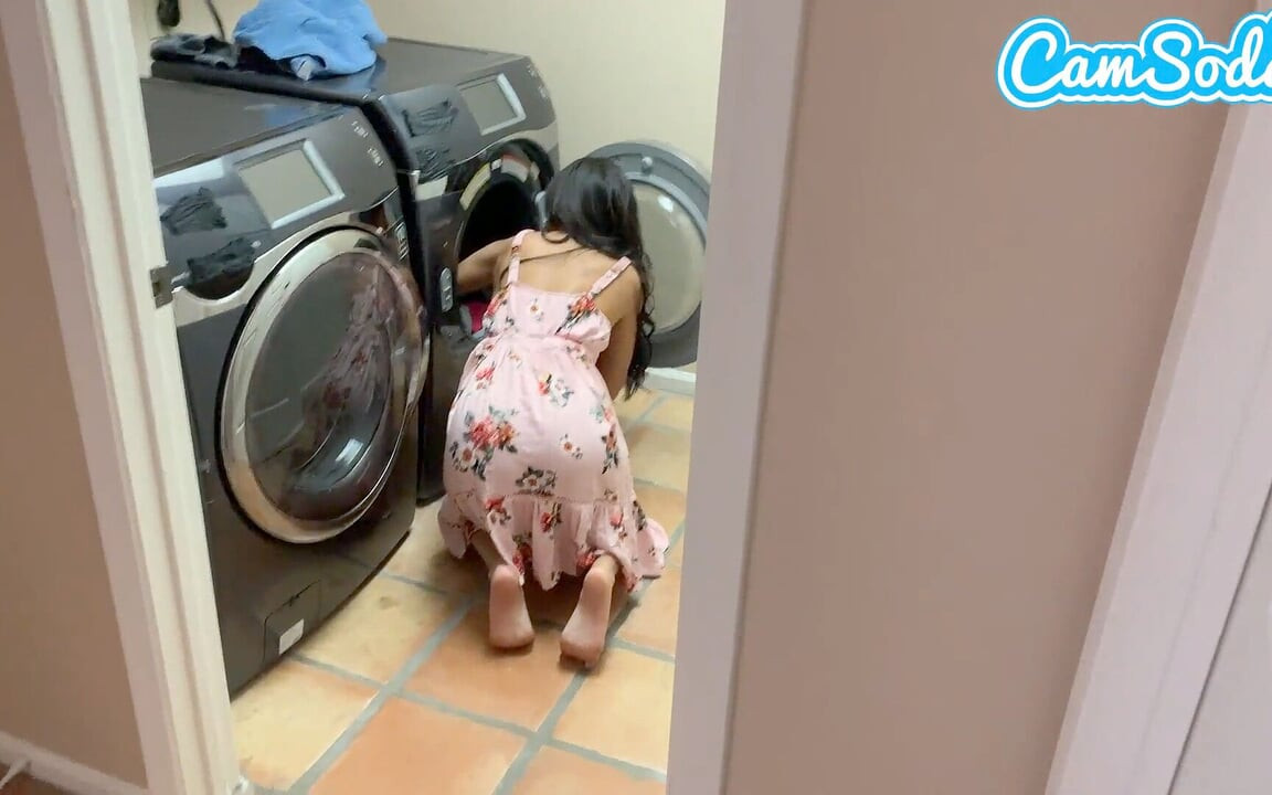 Üvey Erkek Kardeş Annemle Telefonda Konuşurken Beni Çamaşır Yıkarken Gözetliyor, Külotumu Çalıyor Ve Sert Sikiyor- Bakış açısı
