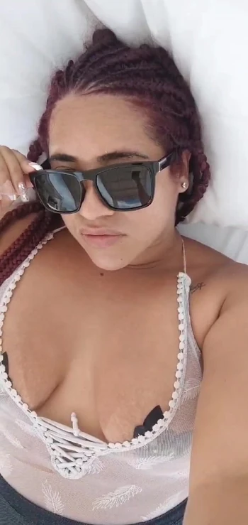 Ты предпочитаешь море или мои ступни?