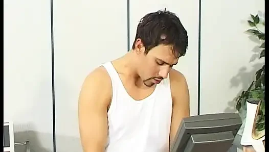 Çarpıcı sarışın Alman hemşire ofiste ateşli anal döllemenin tadını çıkarıyor
