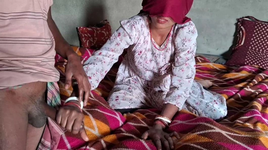 Desixxx gold yenge Hintçe dever'e biniyor, balayı seksi