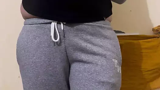 Kız arkadaşım kıyafetlerini çıkardı ve vücudunu gösterdi ve dido ile oynadı