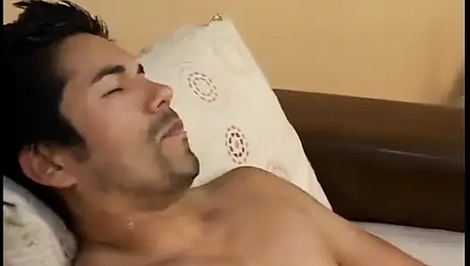 Kırmızılı tatlı sarışın çıplak bir adama büyük bir elle muamele çekiyor
