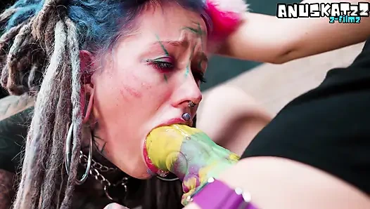 Dominatrix ateşli kedi oyunundaki dövmeli cosplayer'ın sahibi - göt tıkacı ve tam boyun eğme