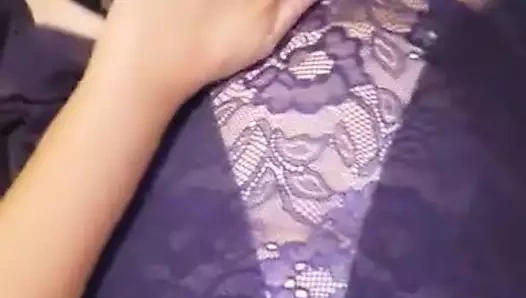 Kendini ağrıyor kız gibi parçalarımın içine sokuyorken seni sıkıca sıkmama izin ver