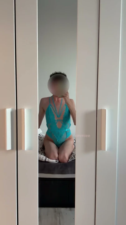 Azgın femboy yatakta üstte gidip geliyor