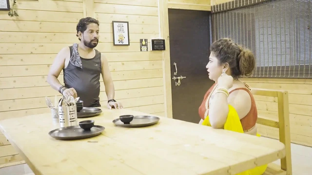 KARı KOCA HIZMETÇILERIYLE BIRLIKTE SIKILIYOR, SERT BIR ÜÇLÜ SEKS HIKAYESI