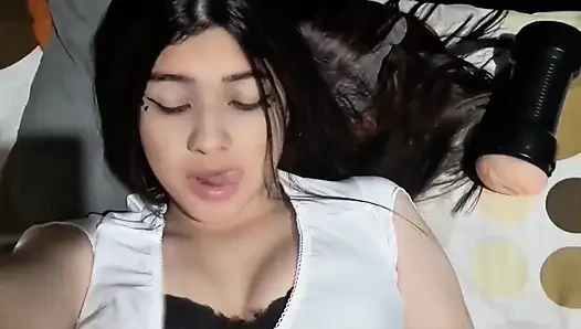 Azgın kız seks oyuncağıyla mastürbasyon yapıyor, gerçek ev yapımı