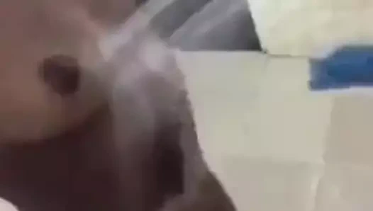 Ma pute camerounaise qui prend son bain