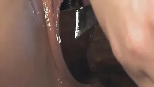 Olgun esmer orta yaşlı seksi kadın büyük oyuncaklar tarafından genişletiliyor