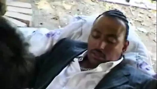 Ateşli zenci güzel kadın sakso çekerken arkadan sikiliyor