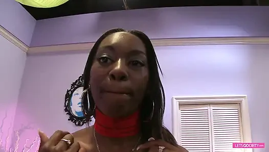 İri göğüslü ve büyük götlü zenci kız iyi bir beyaz yarağa biniyor