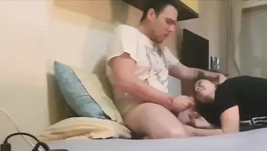 Kahya ev sahibinin yarağını emiyor