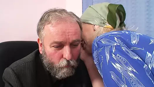 iki harika alman bayanlar büyük bir horoz paylaşmak