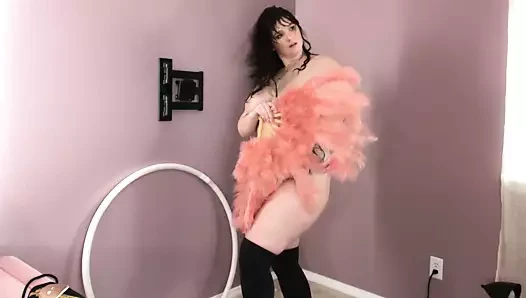 Bbw tatlı anal plug çorap ile seksi fan dans gerçekleştirir