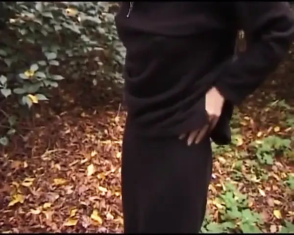 Almanya'dan sevimli genç kız açık havada mastürbasyon yapıyor