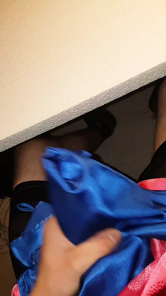 Saten gecelik boşalma mastürbasyonu