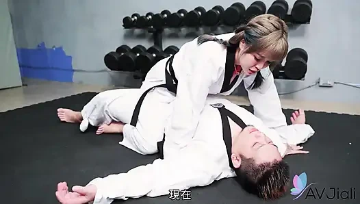 Kötü kötü dojoda karate ustasıyla sikişiyor