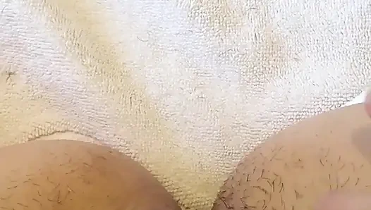 Çok kıllı amcığımı tıraş ediyorum yakın çekim. Tıraşlı amcık ve küçük göğüsler