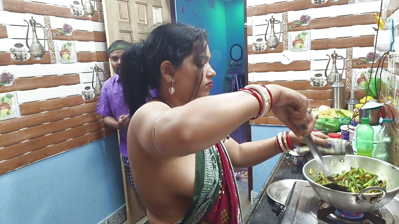 Seksi Tamil teyze mutfakta ateşli romantizm ve sikme! Desi Tamil teyze seks videosu