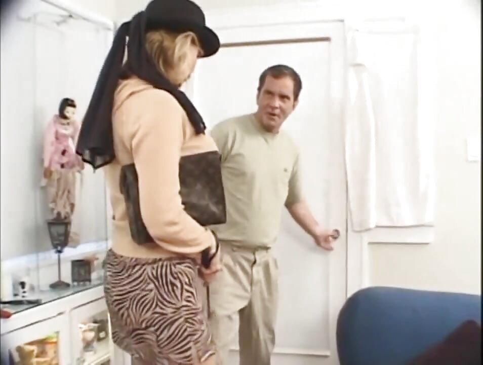 Büyük memeli sarışın orta yaşlı seksi kadın üçlü sikişiyor... göğüslere boşalma