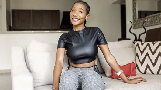 Büyük memeli zenci model beyaz yapımcıyı baştan çıkarıyor amından sikiliyor