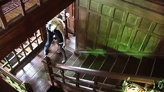 Göz kamaştırıcı sarışın domalarak sikilmeden önce bal deliğini yalatıyor
