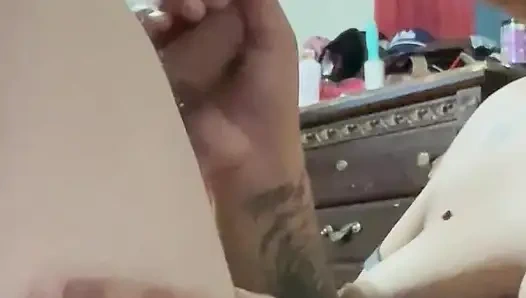 Yarak üzerinde sikişiyor