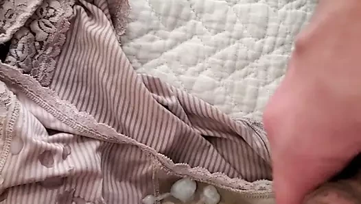 Ben ve bir tomurcuk karımın külotuyla mastürbasyon yapıyor