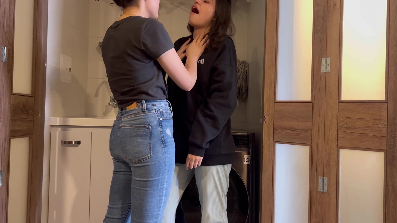 मेरा भाई घर पर नहीं है और मैं उसकी पत्नी के साथ डॉक्टर और मरीज की भूमिका निभाता हूं और मैं अंत में कपड़े धोने पर प्यार करता हूं