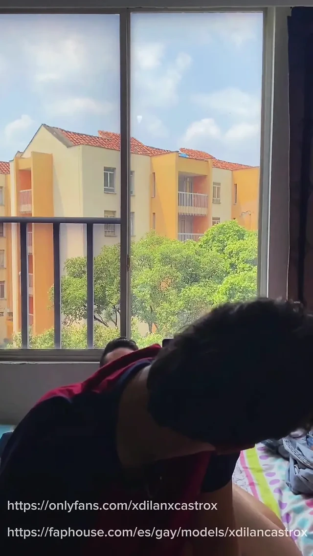 Twink evde kimse yokken heteroseksüel yarak emiyor ve götünü sikiyor