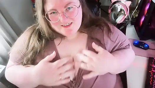 Mrsapple SSBBW stupide supplie son maître de lui avoir une bite et du sperme