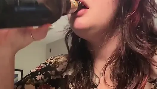 Baştan çıkarıcı iri güzel kadın rootbeer chug ve bella blast tarafından geğirme
