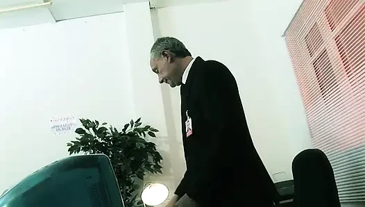 Büyük memeli esmer iki polis memuru tarafından sikiliyor