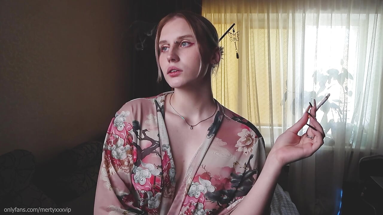 Sigara içerken gözlerime bak