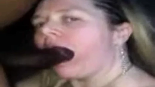 cumdump fahişe. onun horoz için aç