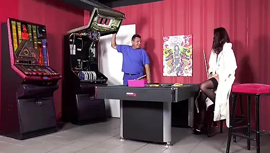 Naylon çoraplı iç çamaşırlı ve topuklu esmer orta yaşlı seksi kadın bilardo masasında sikiştikten sonra ağzına boşalıyor