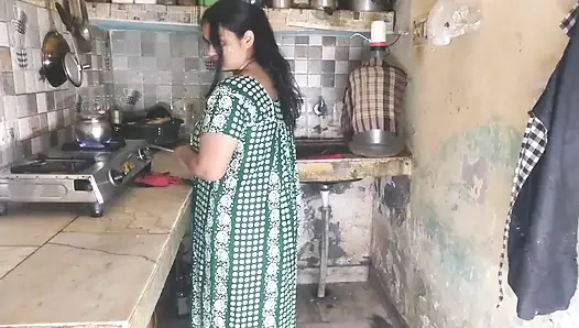 Hintli kadın büyük memeli dekolte mutfakta azdırıyor ateşli Hintli köylü kızları teşhir ediyor