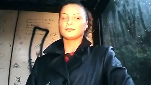 Esmer amatör oyuncakla kıllı amcığı parmaklıyor