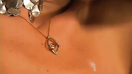 Bu güzel büyük memeli transeksüel sürtük için anal sikiş ve yüze boşalma