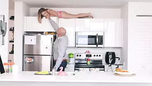 Masaj ünlü küçücük sarışın güzellik chokes üzerinde bir dev horoz